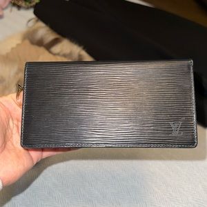Louis Vuitton Black Epi Leather Bi-fold Wallet Unisex